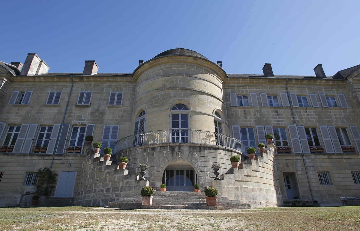 Literarischer Schulanfang: Der Schriftsteller Georges Arnaud wird von seiner Tochter beschuldigt, 1941 in der Dordogne einen dreifachen Mord begangen zu haben