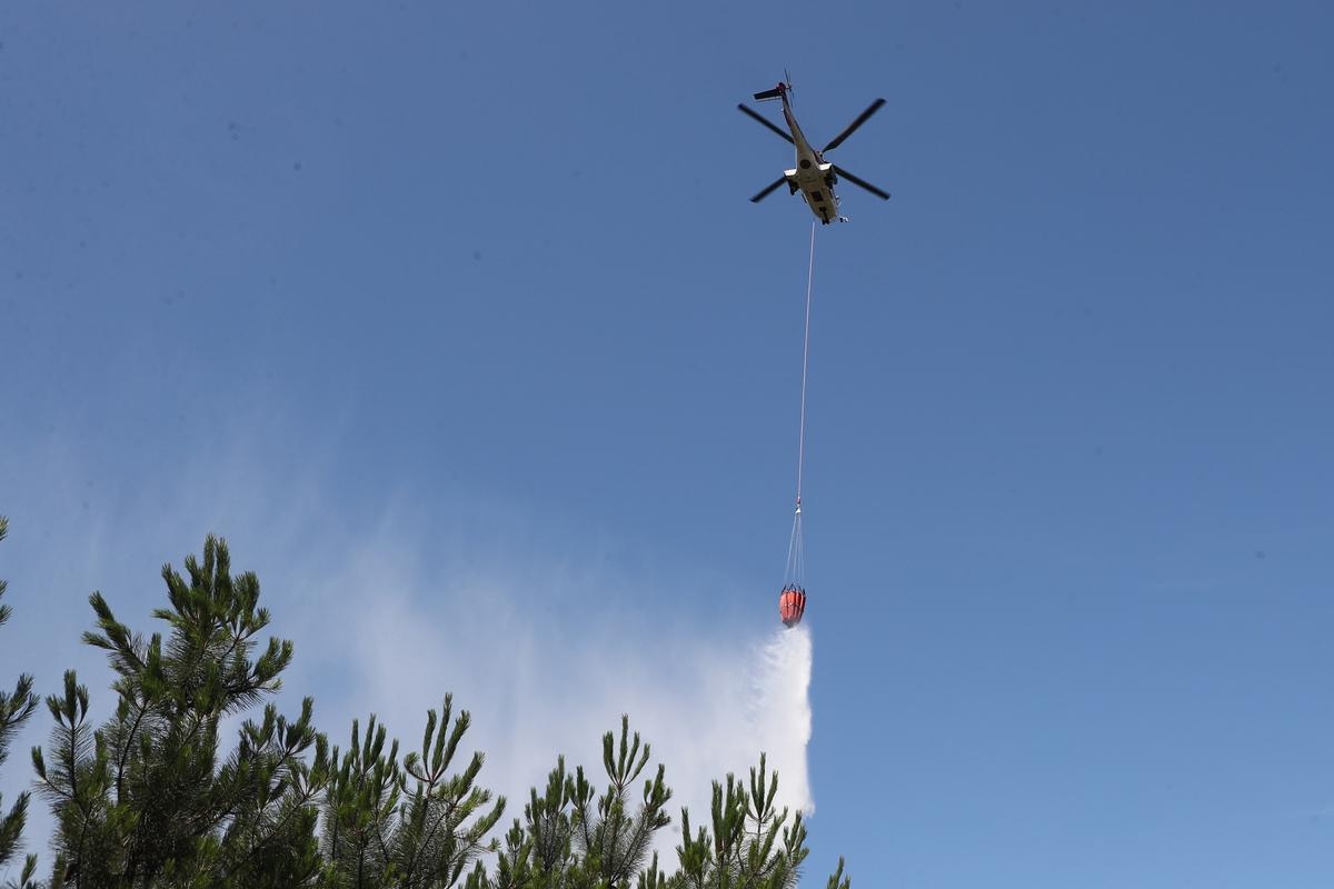 Wideo: Helikopter strażacki z wodą rozbił się w stawie, pasażerowie są „bezpieczni i zdrowi”