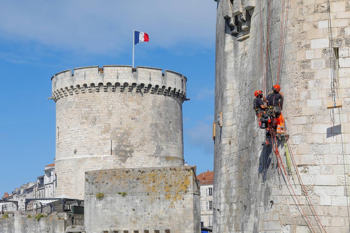 IN PICTURES. In La Rochelle, the dizzying intervention of the acrobats on the Saint-Nicolas tower