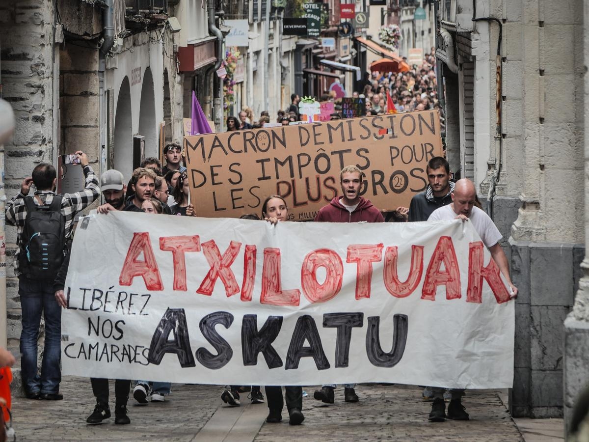 10 Eylül'de "Her şeyi engelleyelim". "Yıllardır dinlenmiyoruz": Bayonne sokaklarında yaklaşık 1.500 protestocu