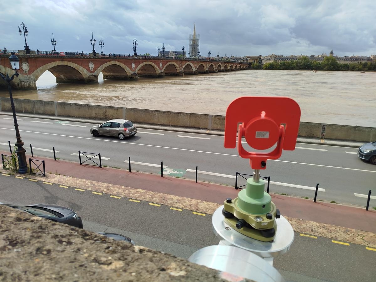 Bordeaux: Während der Bauarbeiten wird jede noch so kleine Bewegung der Steinbrücke genau überwacht