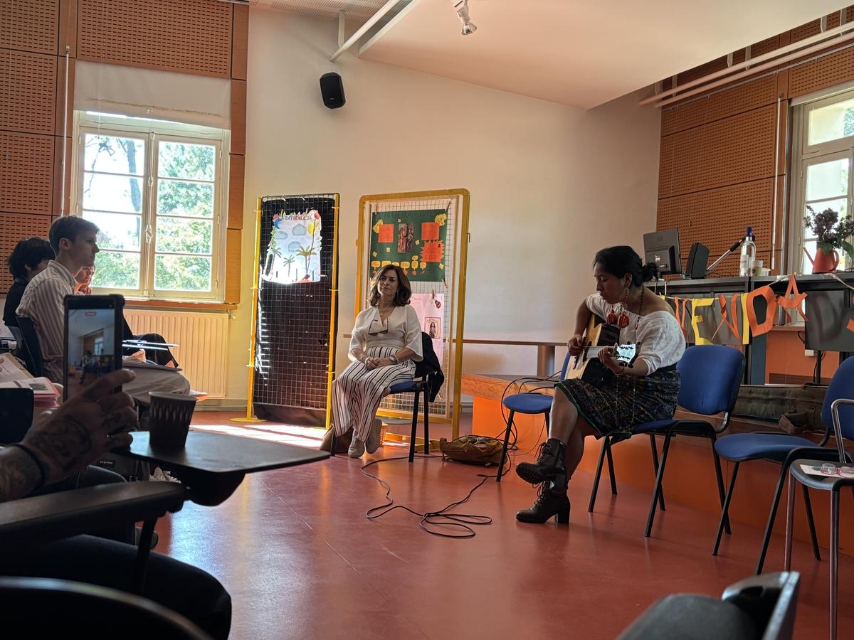 Arcachon. „Musik war für mich ein Weg zur Heilung“: Die guatemaltekische Sängerin Sara Curruchich trifft Gymnasiasten