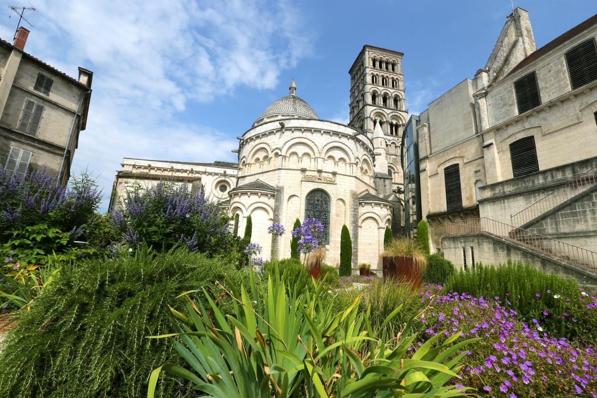 ANGOULÊME: Saint-Pierre Cathedral from every angle in pictures