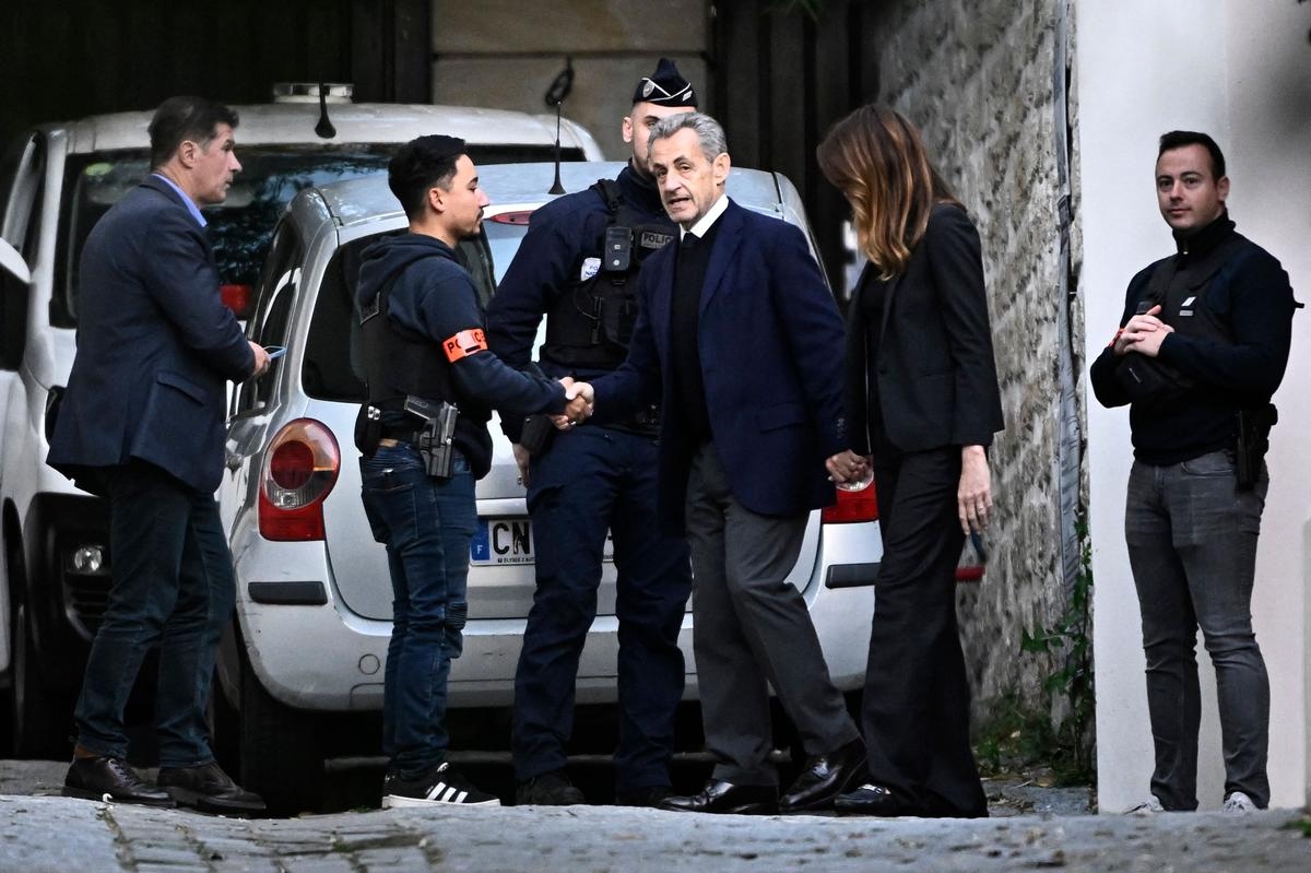 Nicolas Sarkozy hapiste: Eski cumhurbaşkanı, "üzerindeki tehditler" nedeniyle iki güvenlik görevlisiyle birlikte cezaevinde
