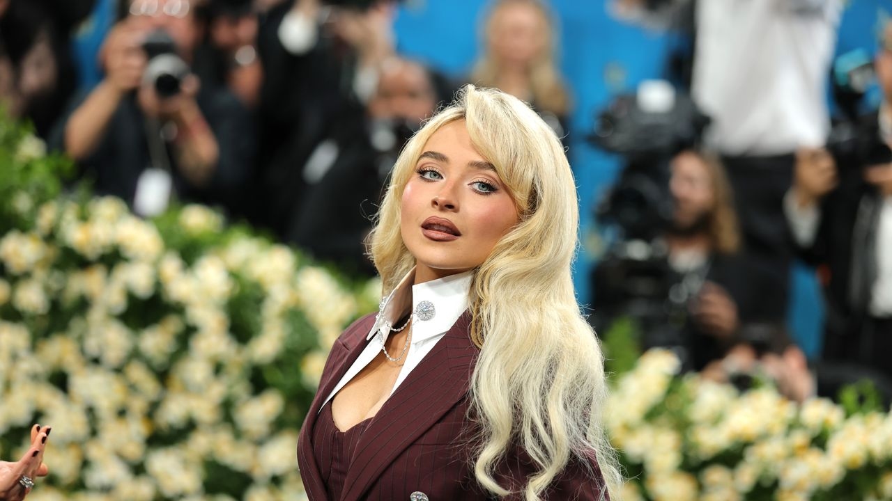 Sabrina Carpenter: Sahte bob kesimi, saçlarını kesmeye cesaret edemeyenler için mükemmel bir seçenek