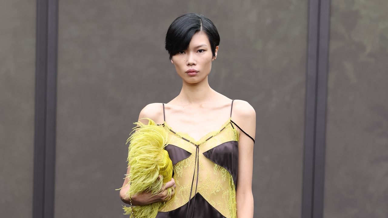 Ferragamo toont op haar show de 3 mooiste varianten van de slipdress in boudoirstijl