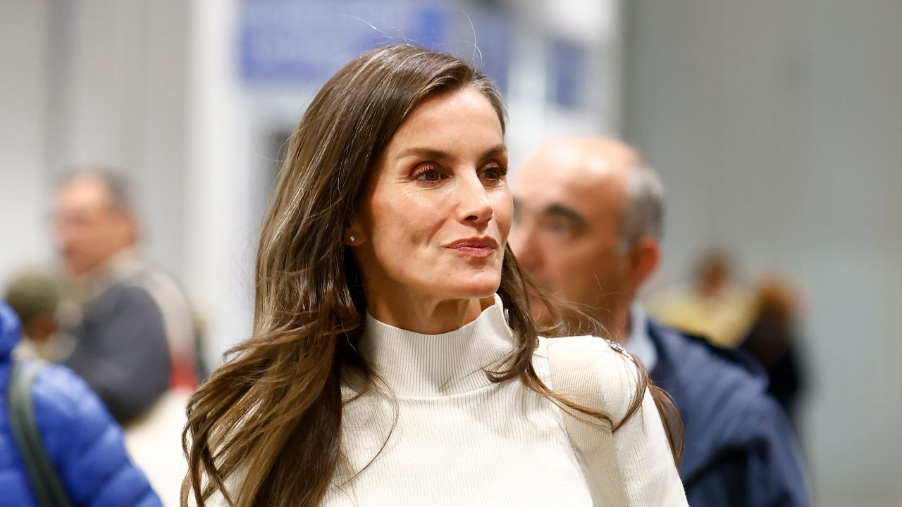 Koningin Letizia: Zo nonchalant combineert ze in de winter een bootcut jeans met trendy donkere denim.