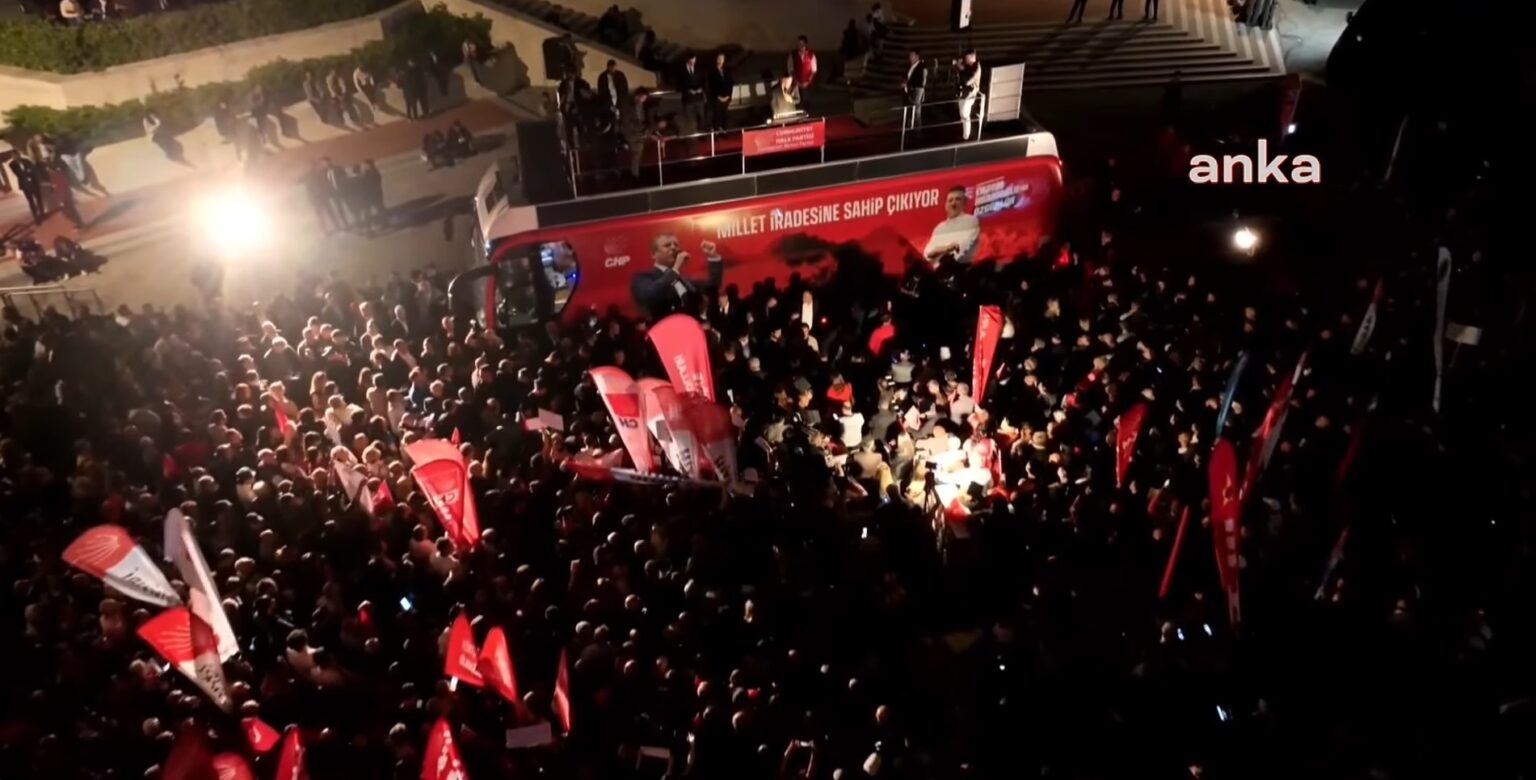 Le CHP a organisé un rassemblement sur la place Beyazıt | Özgür Özel : « Les signatures recueillies pour Ekrem İmamoğlu ont atteint 15 millions »