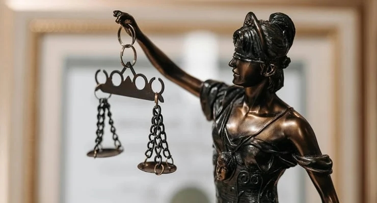 Mümtaz'er Türköne escreveu: A vara judicial não pode resolver todos os problemas