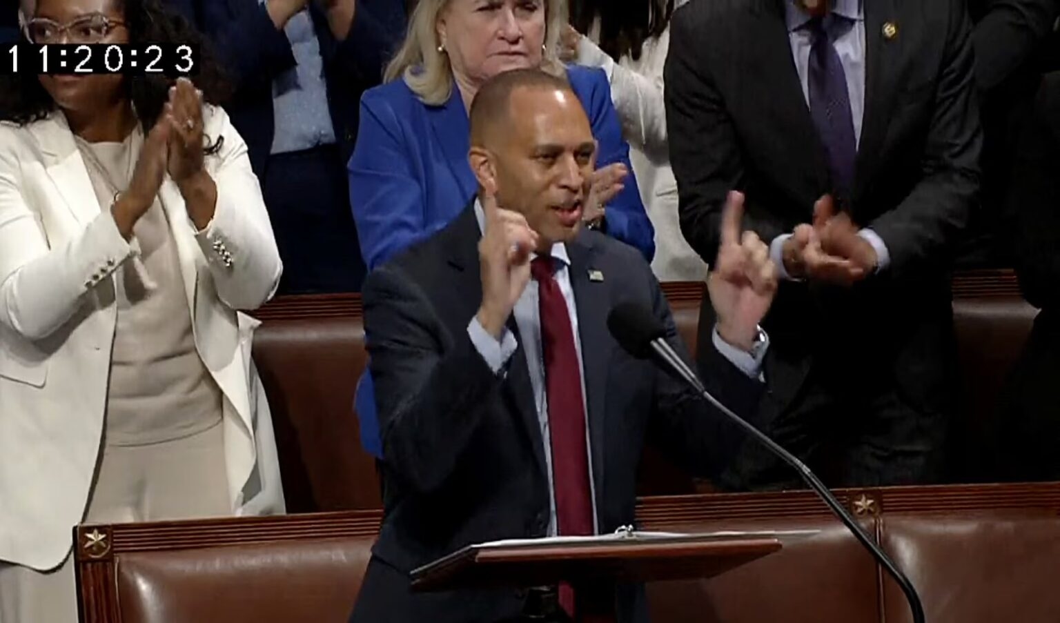 Hakeem Jeffries’in sekiz saatlik rekor konuşması Trump’ın yasasını engelleyemedi