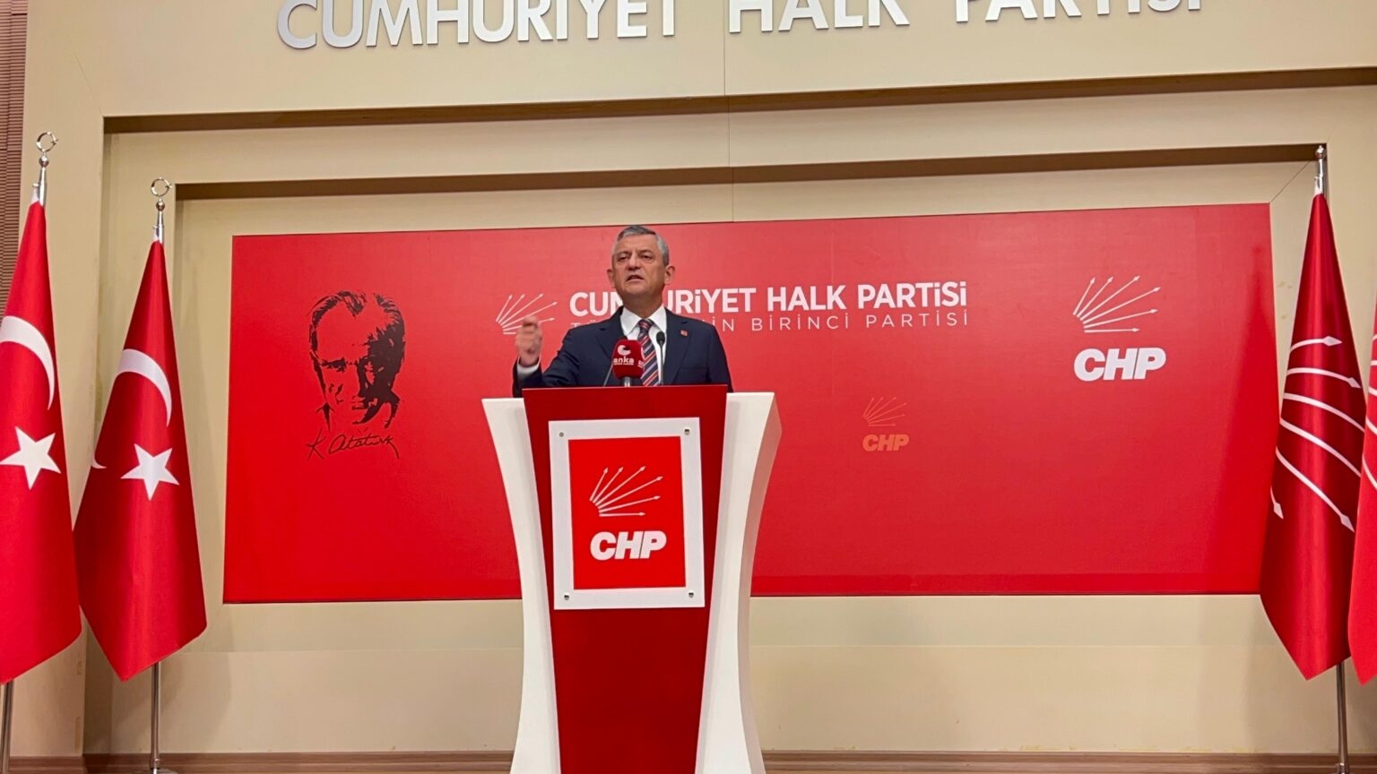 Özgür Özel: “El miembro del AKP, Mücahit Birinci, prometió la liberación del detenido Murat Kapki a cambio de 2 millones de dólares, utilizando falso testimonio”.
