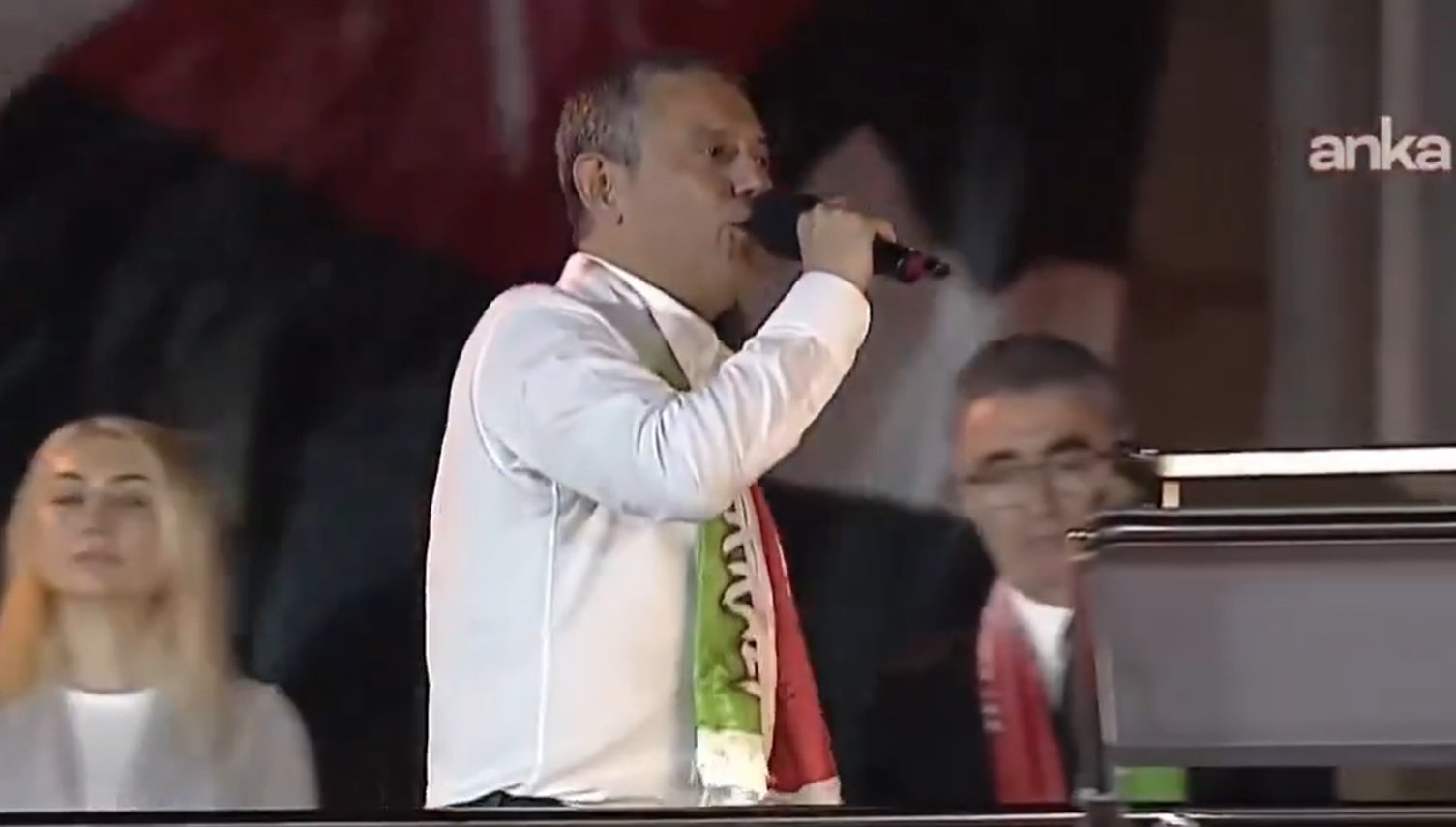 Manifestación del CHP en Bayrampaşa | Özgür Özel: "Erdoğan, espera hasta mañana a las 12:00".