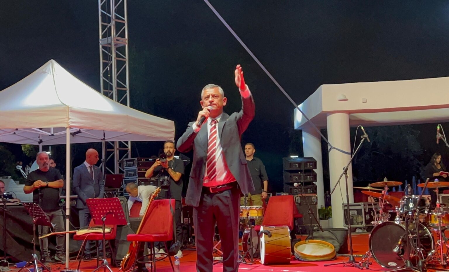 Özgür Özel: “Convido todos os democratas a protegerem a casa ancestral dos membros do CHP em Istambul.”