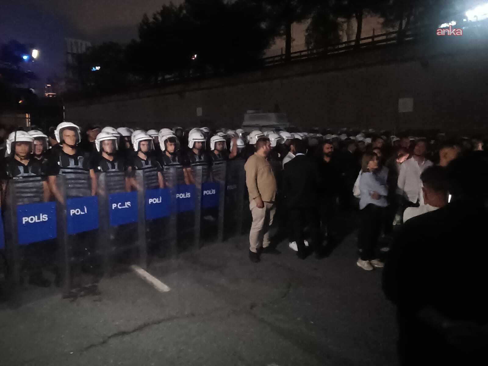 Manifestações e protestos foram proibidos em alguns distritos de Istambul por três dias: a Sede Provincial da CHP foi bloqueada.