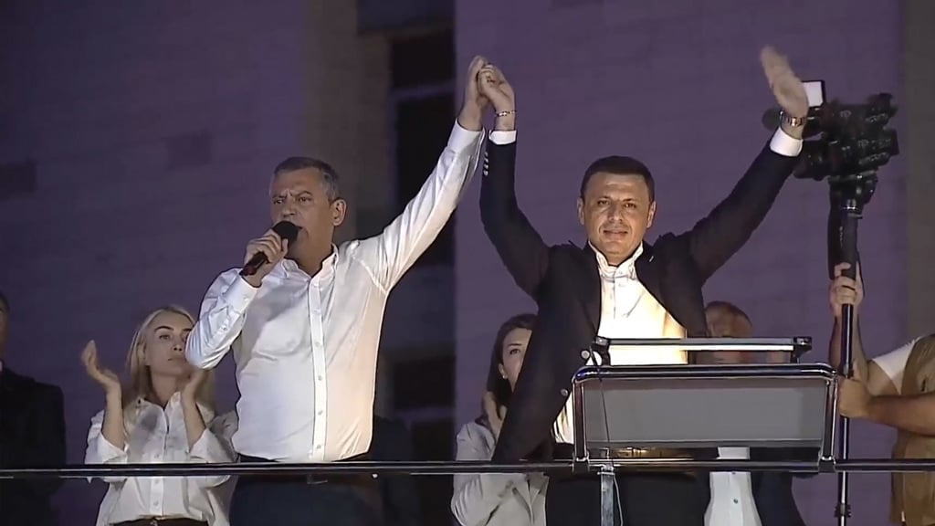 Özgür Özel: “Dois Özgürs, nós dizemos a vocês: ‘Juntem-se, crianças, estamos aqui até vencermos.’”