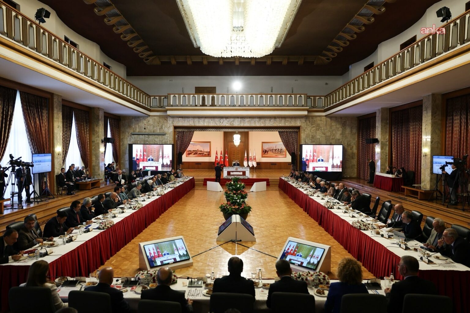 Juristen en academici presenteerden hun suggesties voor het proces aan de commissie.