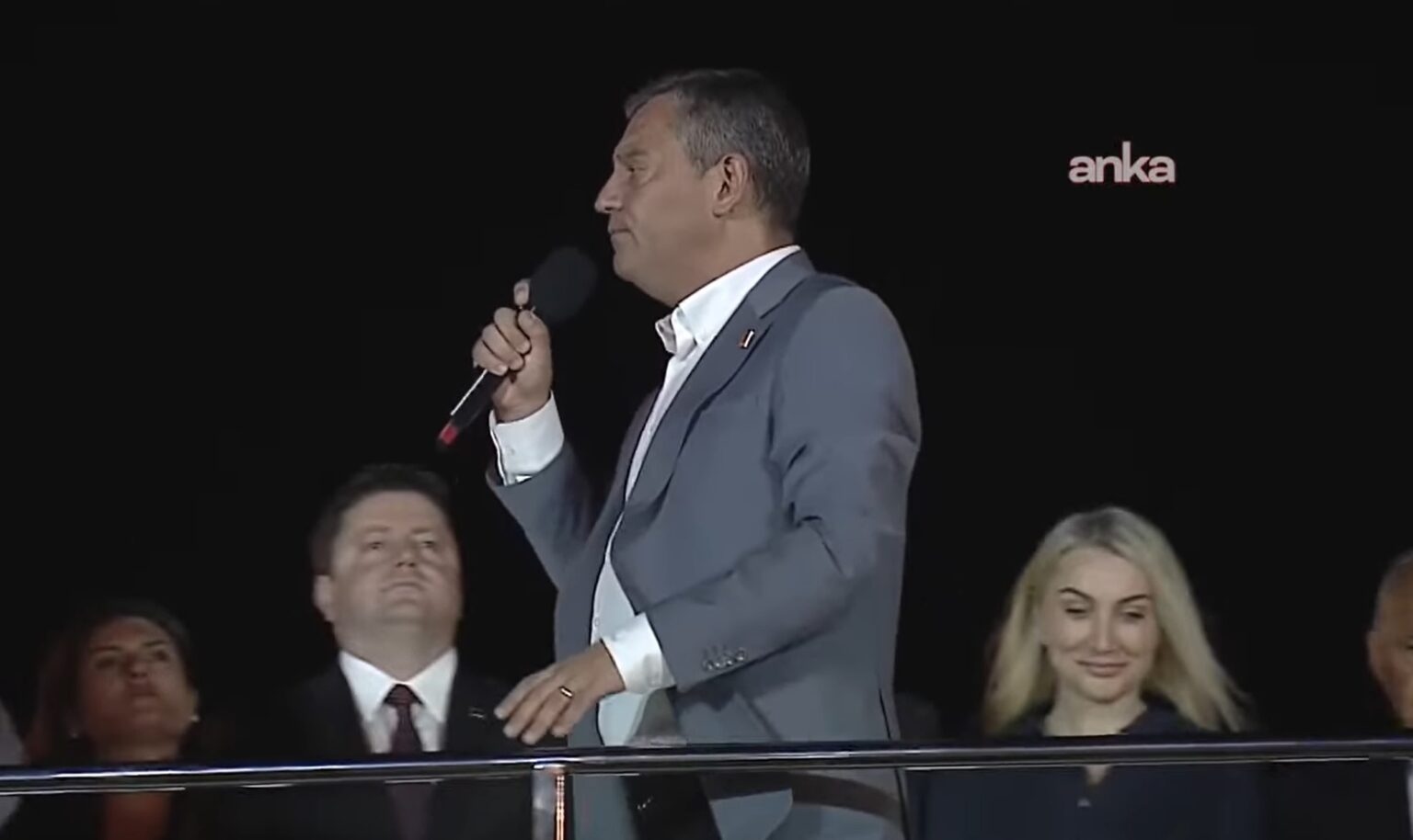 Manifestação do CHP em Kadıköy | Özgür Özel: "Ninguém deveria ter o desejo de escapar dessa ordem obscura sozinho."