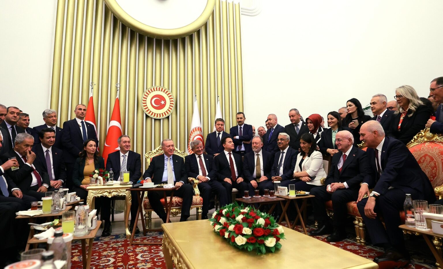 Erdogan bedankte partijleiders voor foto's in parlement, bekritiseerde CHP