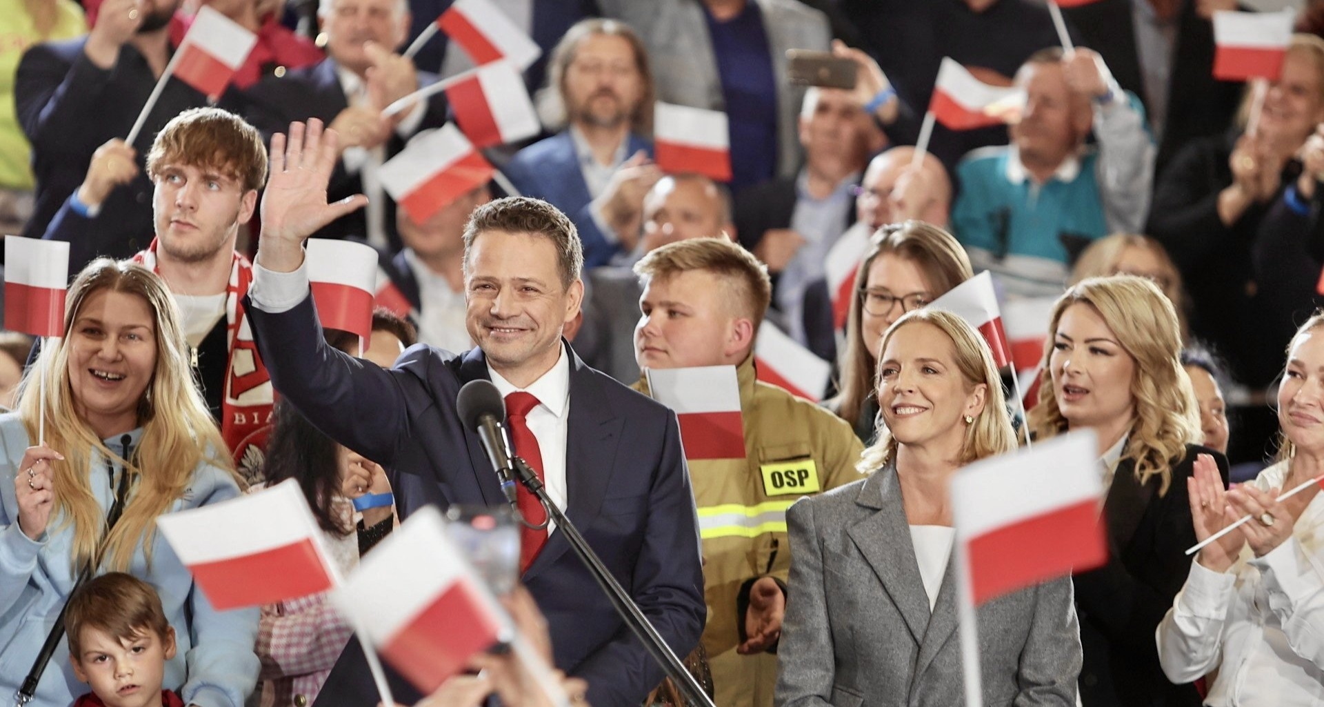 Trzaskowski boekt nipte overwinning in eerste ronde Poolse presidentsverkiezingen, die het in de tweede ronde opneemt tegen Nawrocki