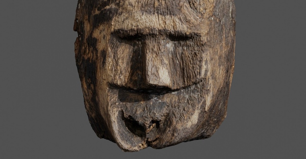 Scultura in legno raffigurante un volto risalente a mille anni fa, ritrovata sul fondo di un lago polacco