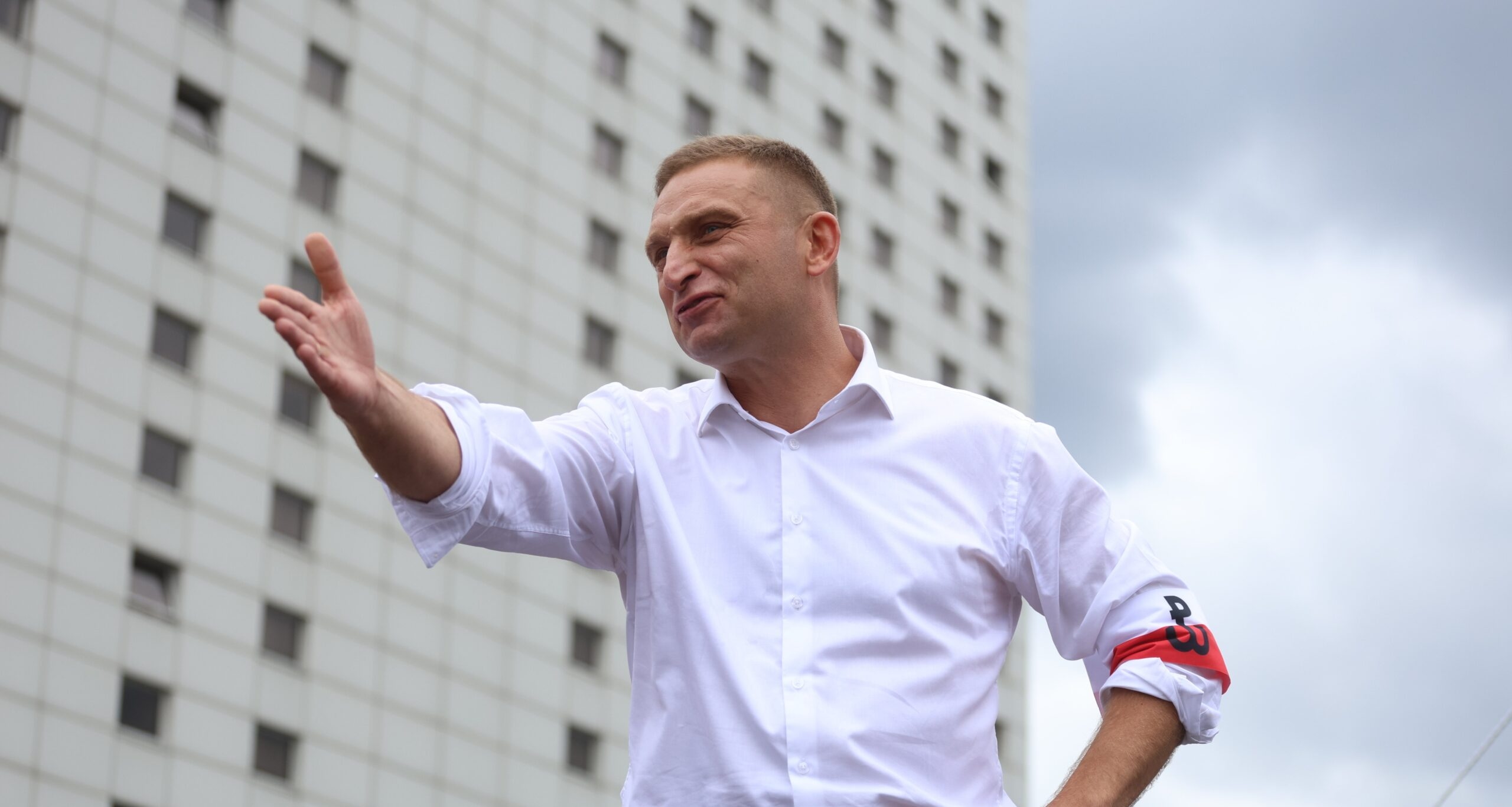 Poolse president verleent nationalistische leider gedeeltelijk gratie na aanval op vrouwelijke abortusprotesteerder
