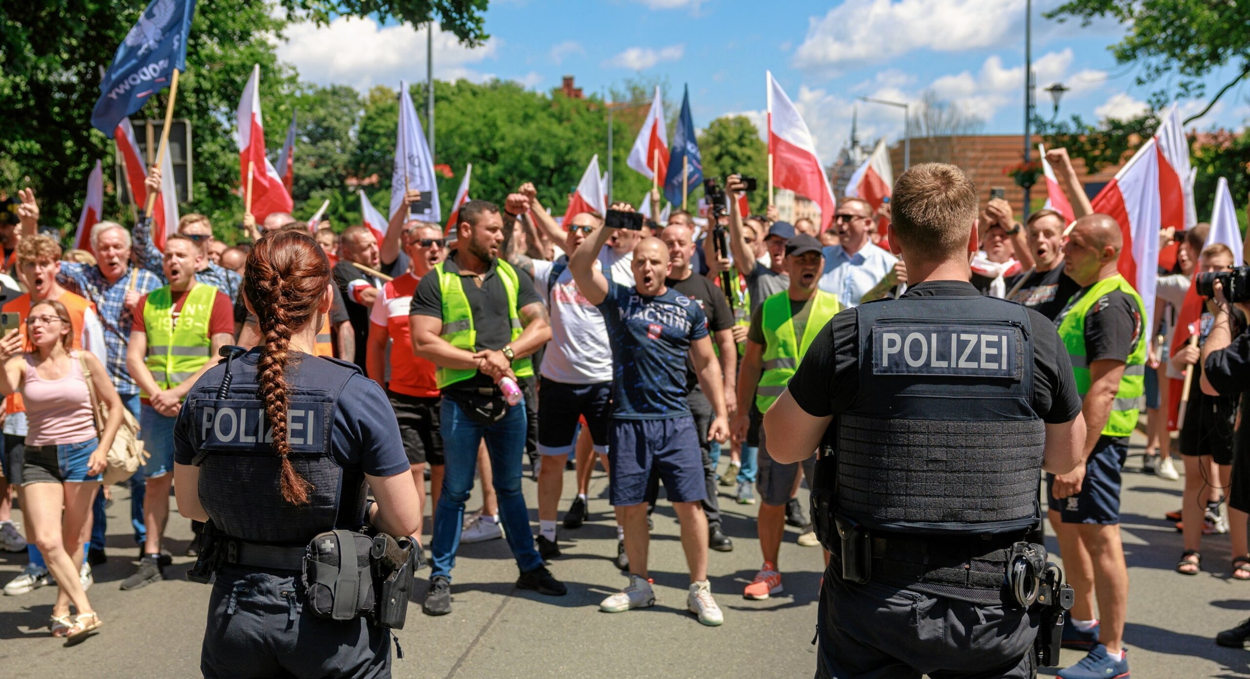 Polish government criticizes “citizen patrols” blocking migrant returns on German border