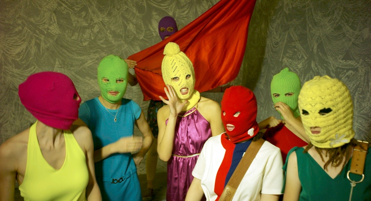 Integrante do grupo de protesto russo anti-Putin Pussy Riot é detida após entrar na Polônia