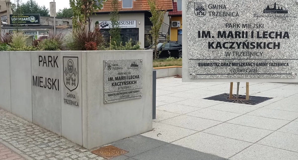 Una targa commemorativa e un'iscrizione controversa