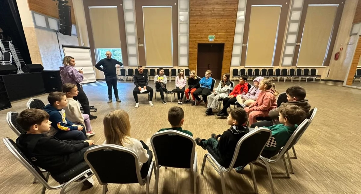 Workshops kleurrijke T-shirtschilderen bij het ZPK in Żmigród