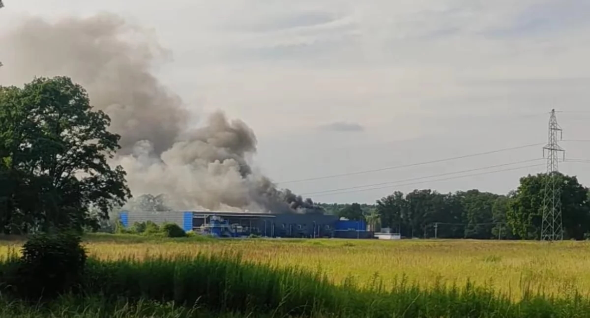 Se declaró un incendio en una planta de reciclaje de baterías en Bukowice. El humo y las llamas eran visibles a kilómetros de distancia.