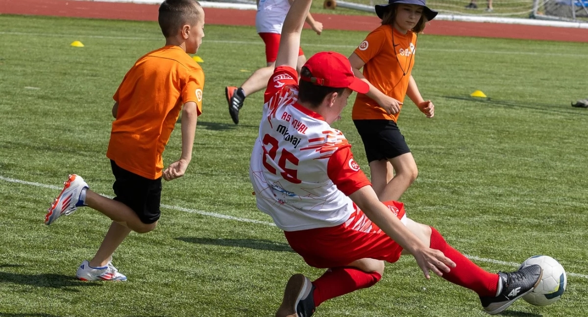 Il Bór Oborniki Śląskie Football Club apre le porte ai bambini con disabilità! Aderisci subito al progetto Futbol Plus e partecipa a sessioni di allenamento gratuite personalizzate in base alle tue esigenze. Intervista all'allenatore Tomasz Osiński.