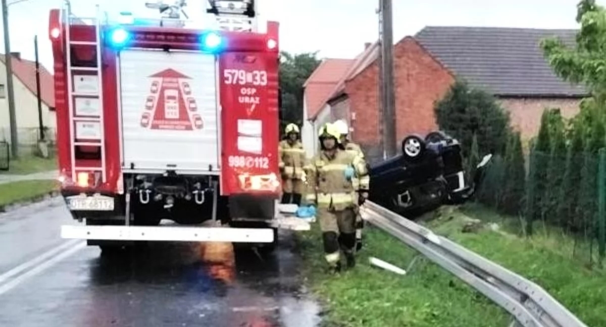 Acidente de trânsito em Uraz: Berlingo no telhado