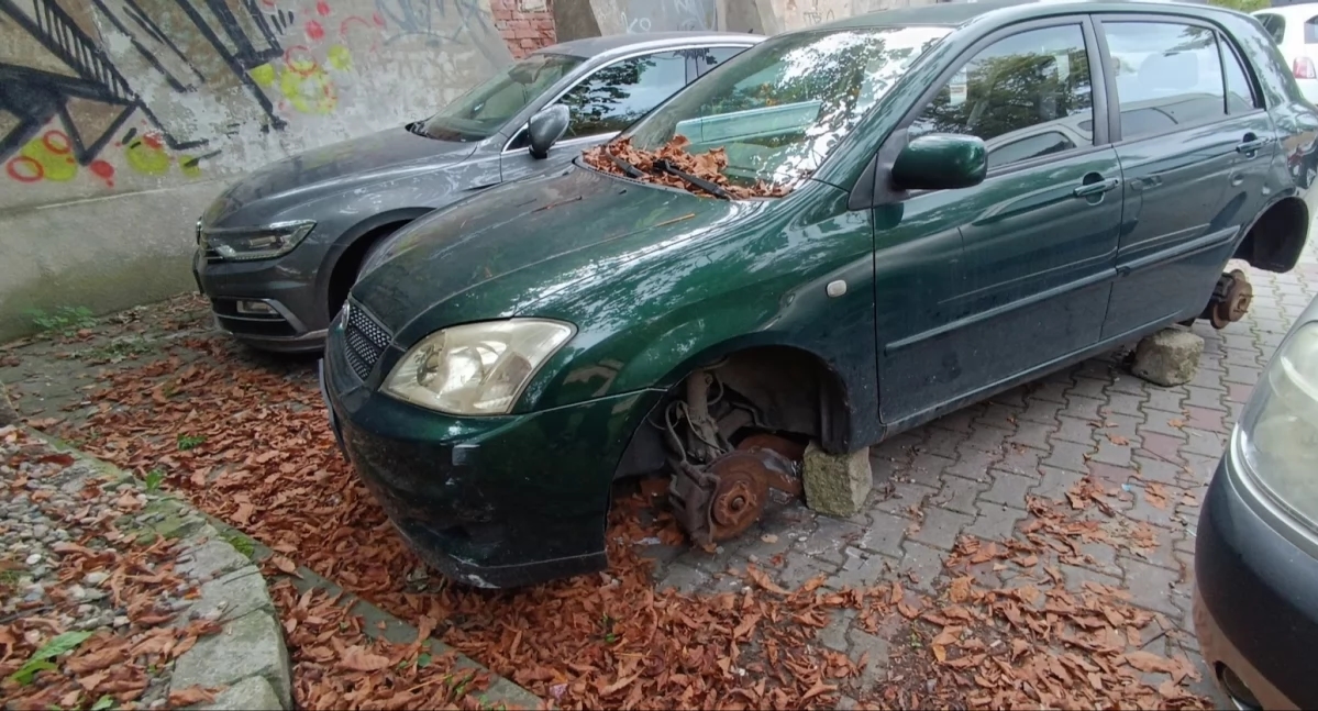 Auto's zonder wielen op een parkeerplaats in de stad. De politie is op zoek naar de dader.