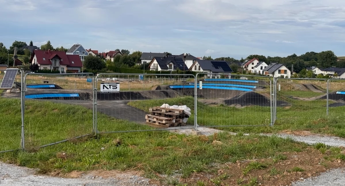 Ulteriori violazioni comunali. Il pump track in via Czereśniowa rimane chiuso.