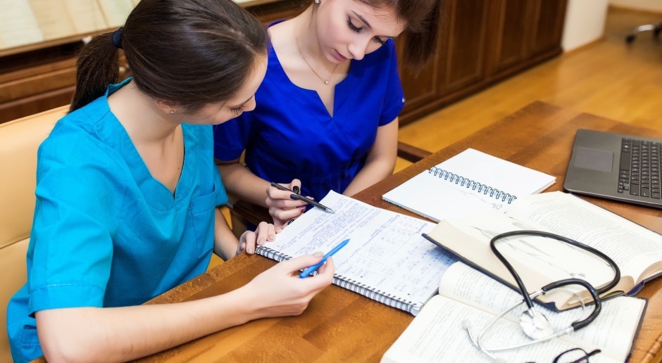 PLN 14.148,57 por mês após esses estudos. Áreas de estudo que garantem bons rendimentos