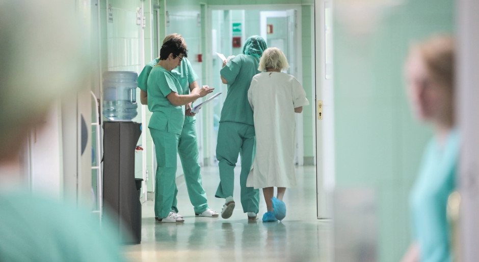 Estamos analisando mudanças na lei de aumento salarial para médicos. Todas as soluções estão sobre a mesa.
