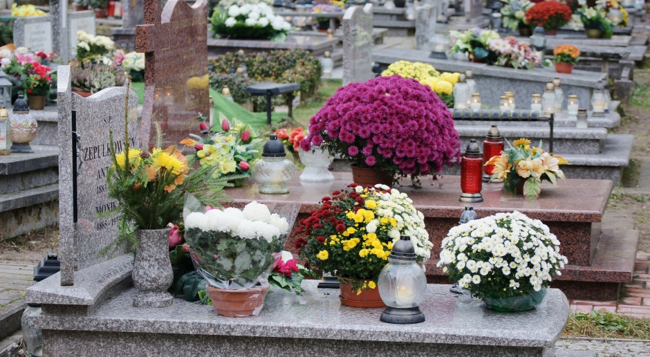 Штраф от 500 до 5000 злотых. Никогда не покупайте такое украшение для могилы.