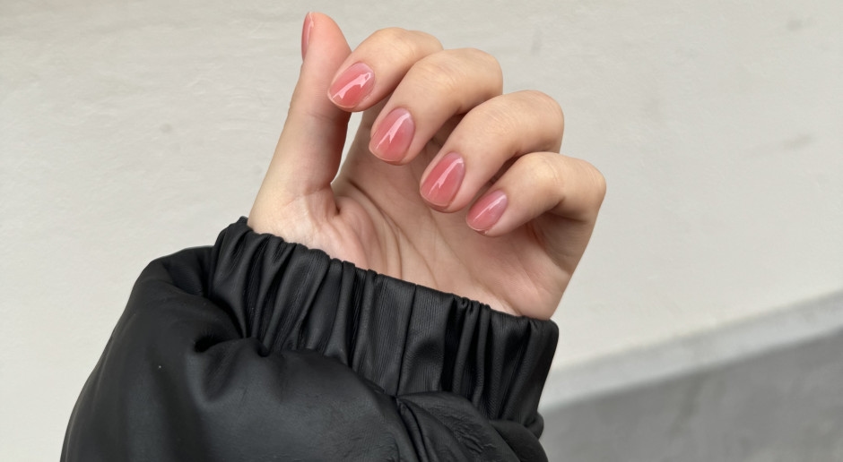Sweet summer shine. "Syrup Nails" is the latest trend that fans of delicate manicure love