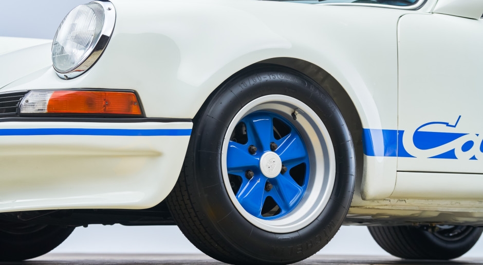 Porsche torna a cavalcare l'onda. Una tavola da surf in edizione limitata cattura lo spirito dell'iconica 911.