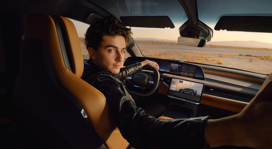 Timothée Chalamet ha un nuovo incarico. Ora pubblicizza un'auto elettrica di lusso.