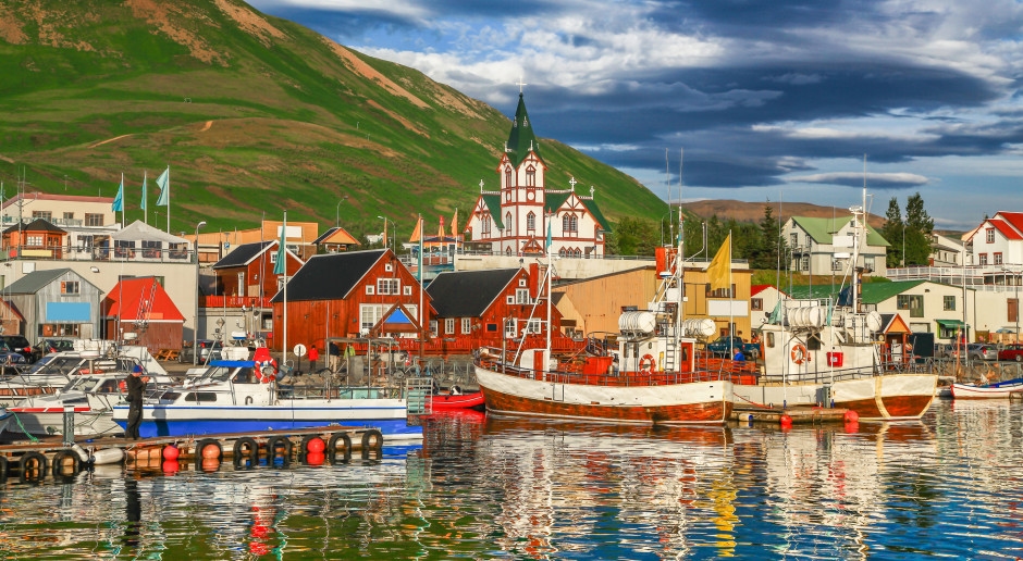 A rainbow on a cloudy day, or why do Icelanders love colors so much?