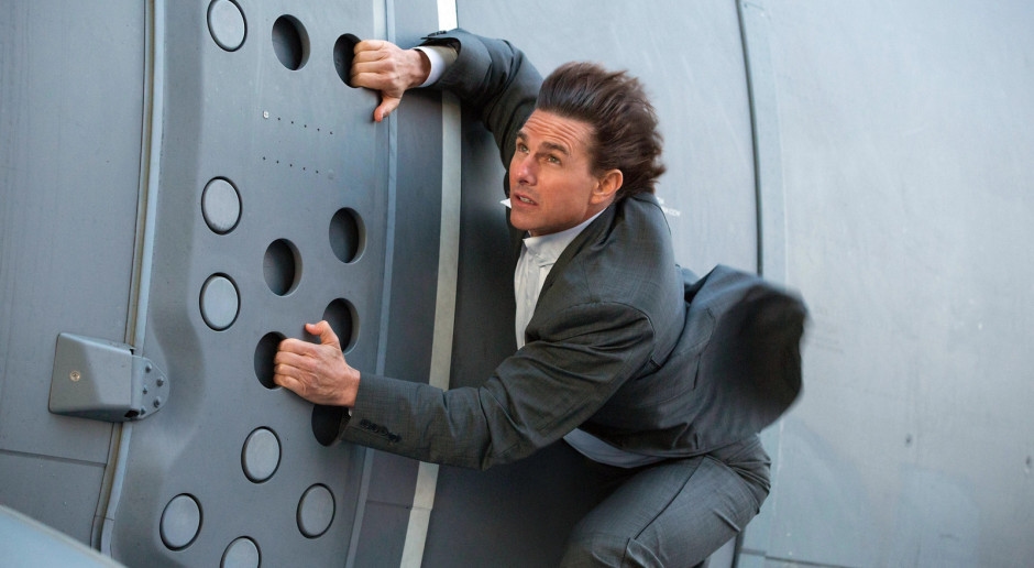 Tom Cruise ha riportato fratture alle dita e mancanza di ossigeno. Il regista ha rivelato cosa è successo sul set di "Mission: Impossible".