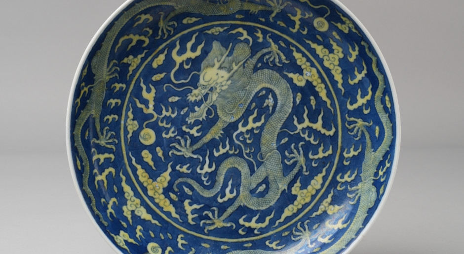 Ele encontrou um prato de porcelana por 10 zlotys. Era uma raridade histórica que valia uma fortuna.