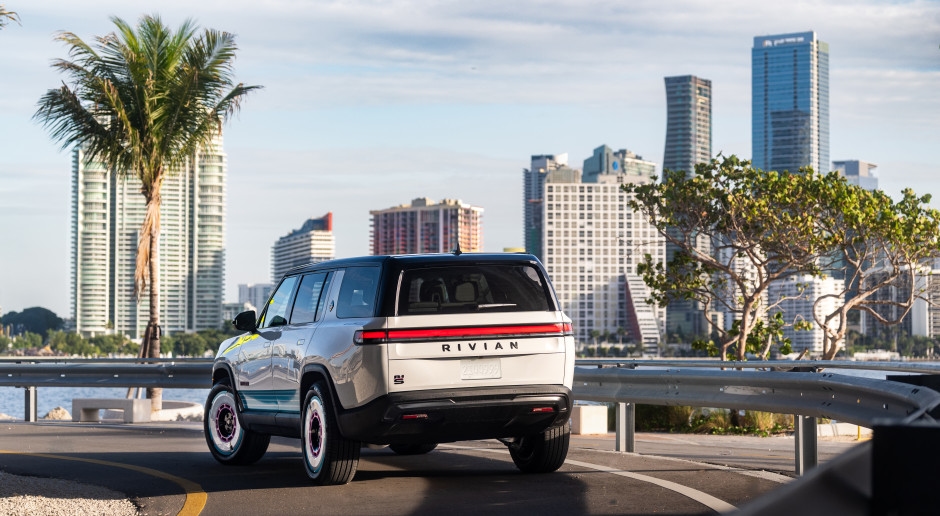 Leve-me de volta aos anos 80! A Rivian vai a Miami com um SUV de estilo retrô