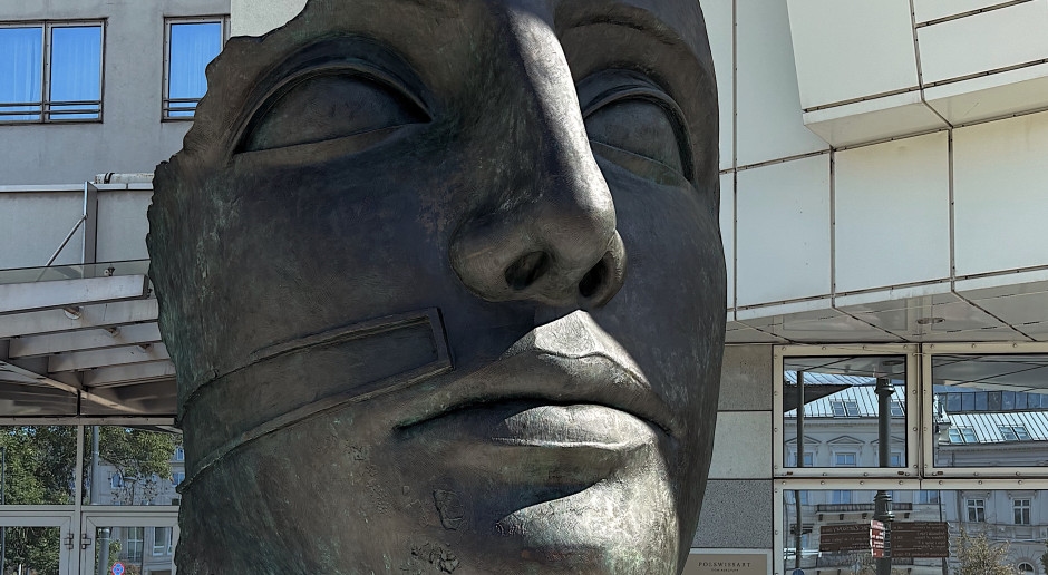 Uma escultura gigantesca de Mitoraj foi instalada em Varsóvia. É uma prévia do leilão de arte de setembro.