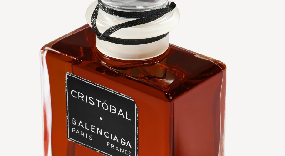 Balenciaga revient à ses racines et présente 10 nouveaux parfums. Des coupes dignes de robes luxueuses.