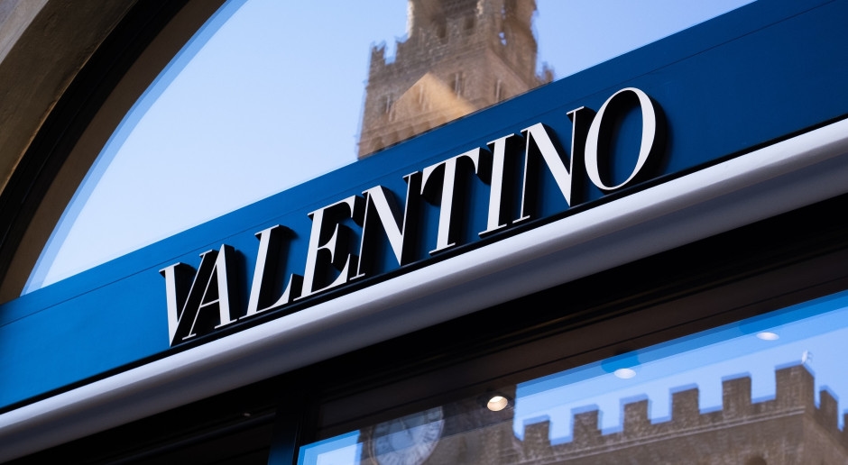 Kering reporte l'acquisition de Valentino : la nouvelle stratégie du géant français du luxe