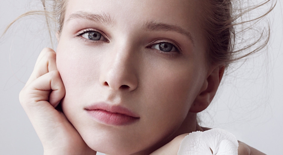 Ces manucures tendance automne-hiver 2025 s'inspirent de la lumière angélique. À qui conviennent-elles le mieux et comment réaliser une manucure « ange » ?