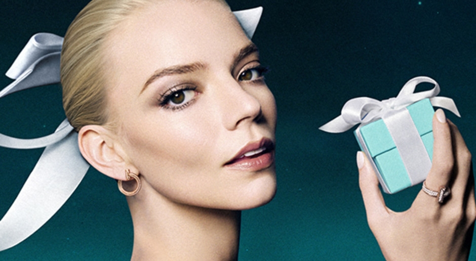 Noël approche ! Anya Taylor-Joy dans la campagne « L'amour est un cadeau » de Tiffany & Co. : une allure de star de cinéma rétro.