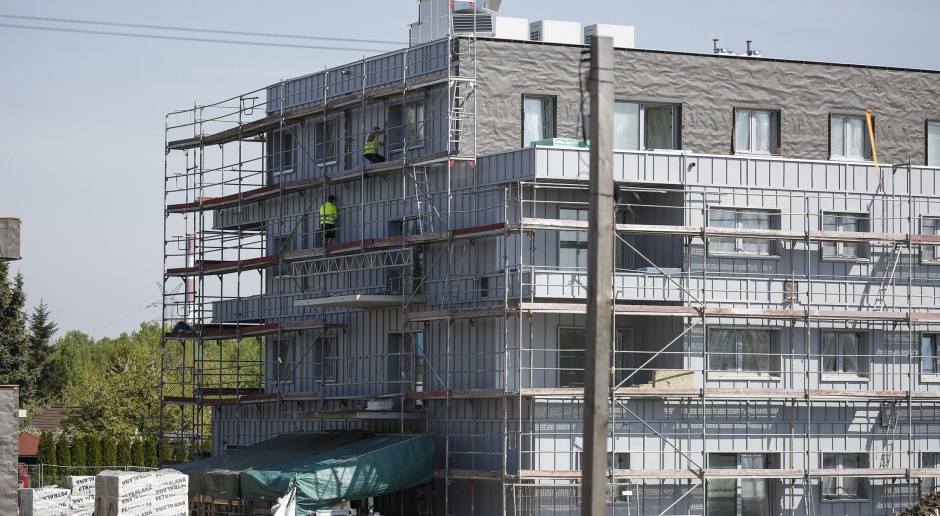 La direttiva edilizia si estende ai complessi residenziali. Giardini pluviali, fotovoltaico e pompe di calore